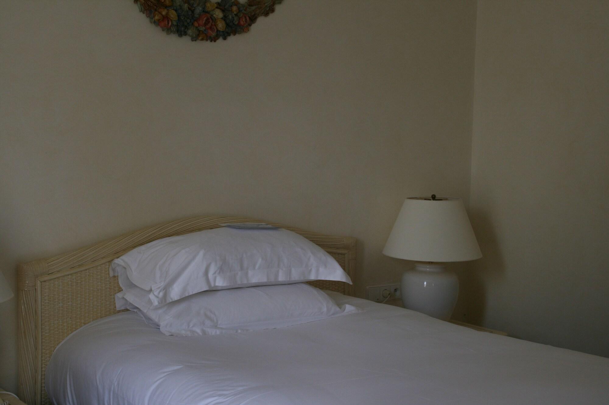 Celestins Spa Thermal & Hotel By Vy Resort Vichy Exteriér fotografie A bed with a pillow
