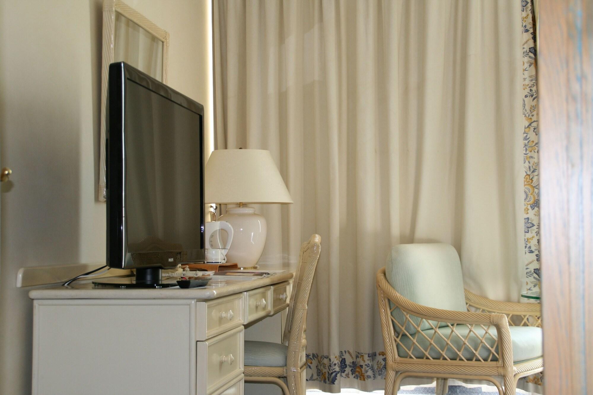 Celestins Spa Thermal & Hotel By Vy Resort Vichy Exteriér fotografie A television set in a hotel room