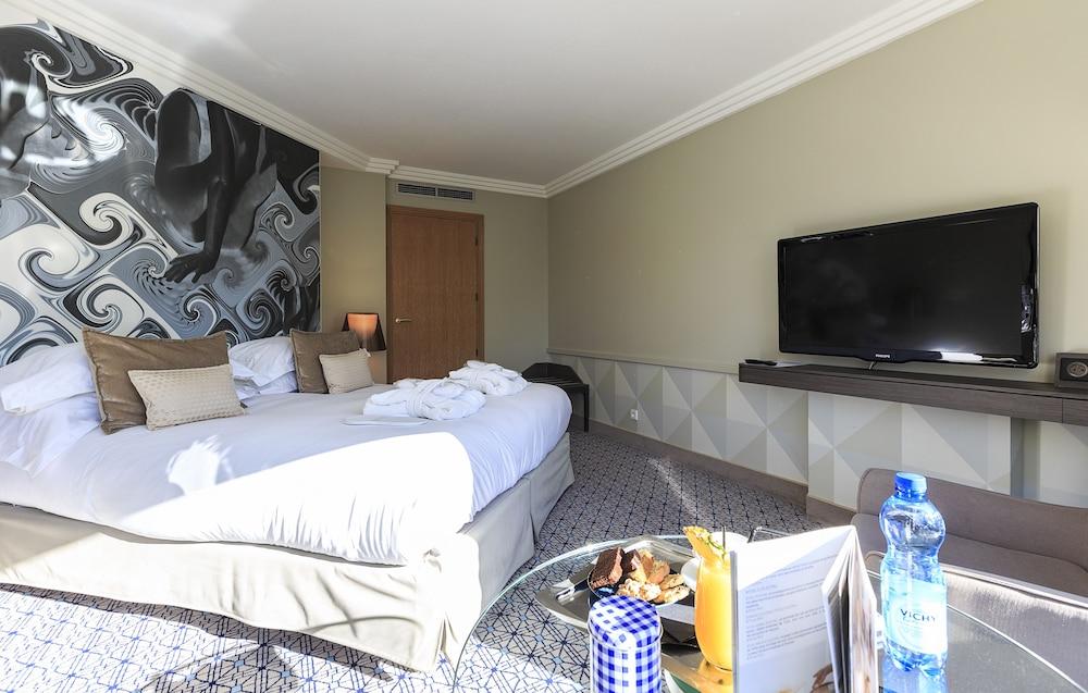 Celestins Spa Thermal & Hotel By Vy Resort Vichy Exteriér fotografie A room at the hotel