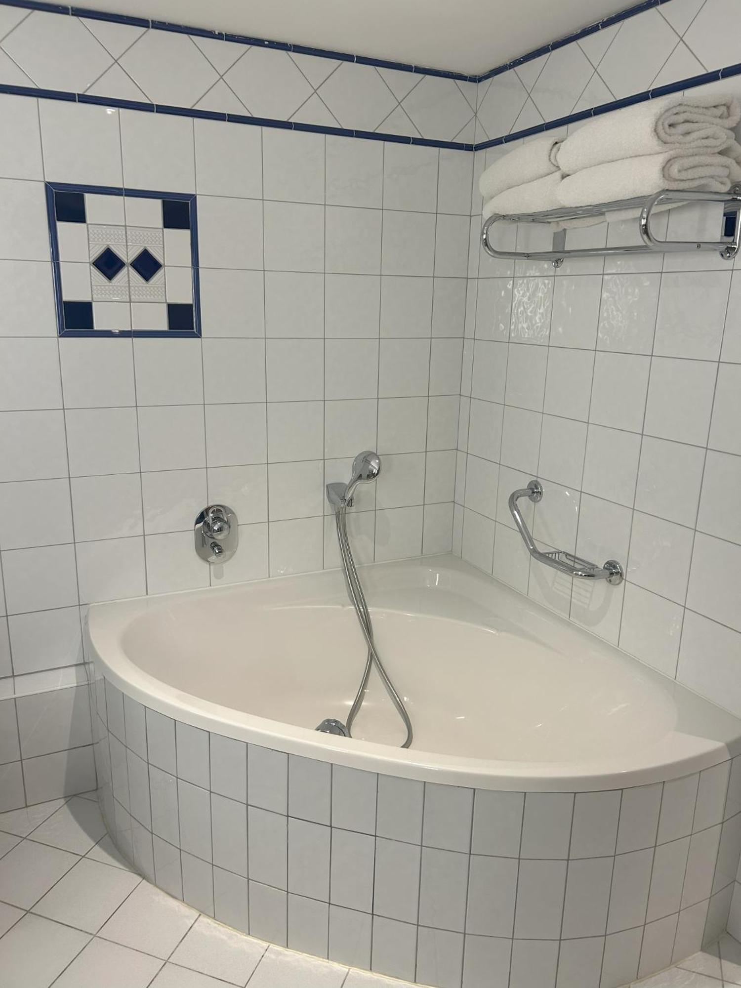 Celestins Spa Thermal & Hotel By Vy Resort Vichy Exteriér fotografie A bathtub with a shower attachment