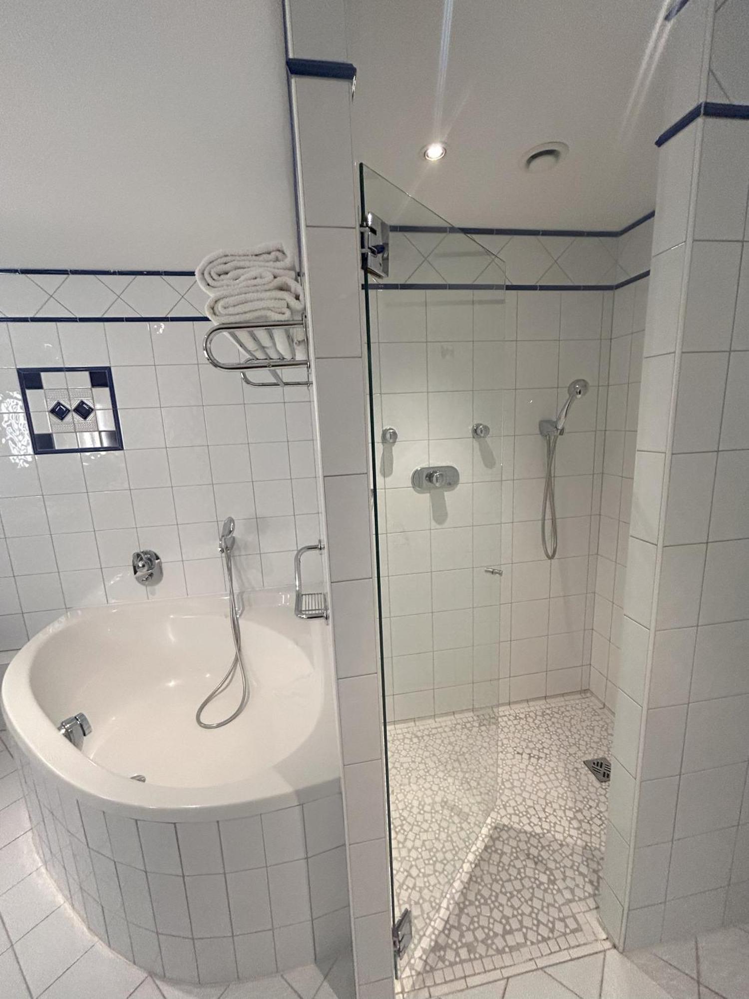 Celestins Spa Thermal & Hotel By Vy Resort Vichy Exteriér fotografie A shower cubicle
