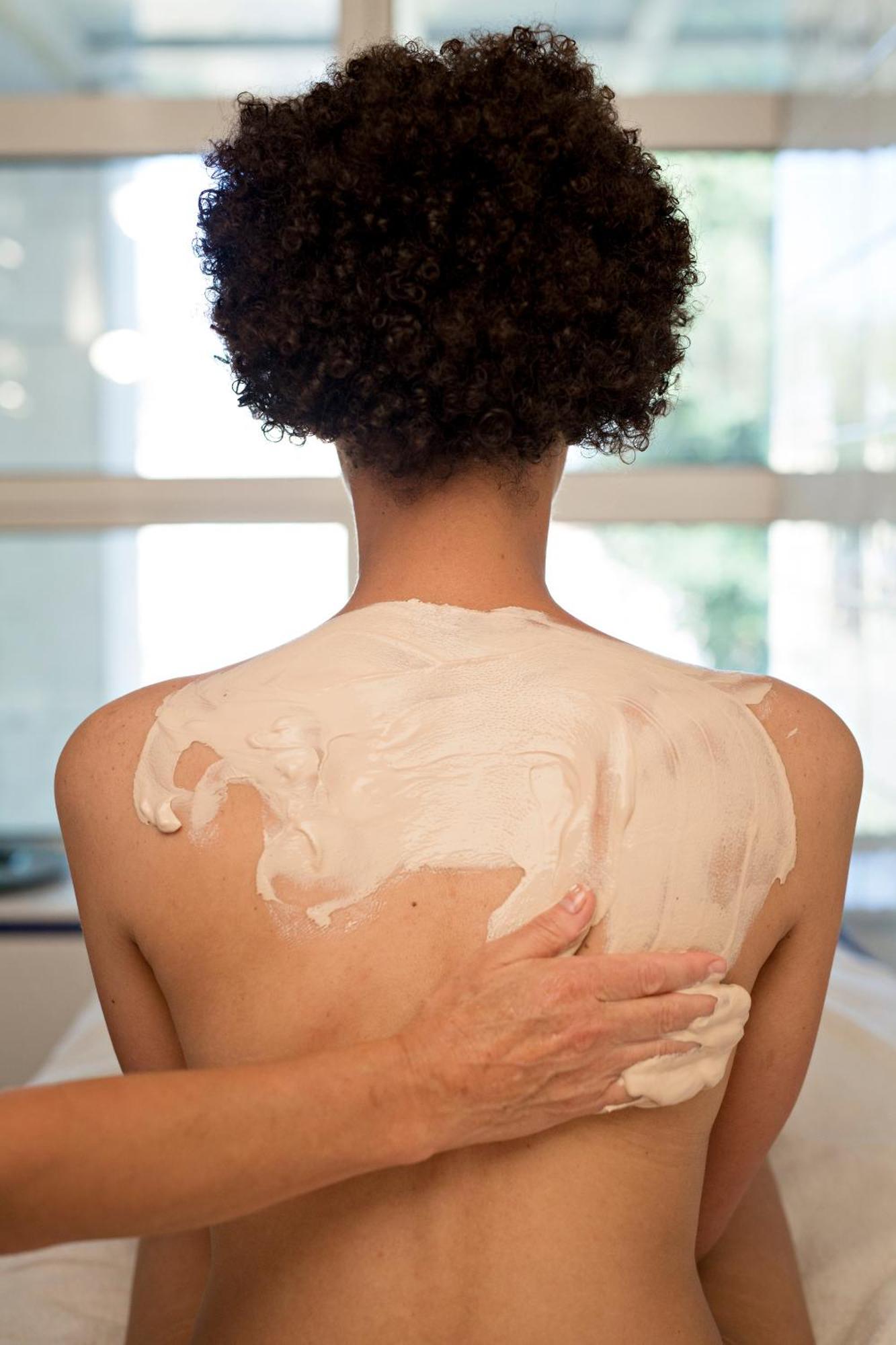 Celestins Spa Thermal & Hotel By Vy Resort Vichy Exteriér fotografie A woman applying a body mask