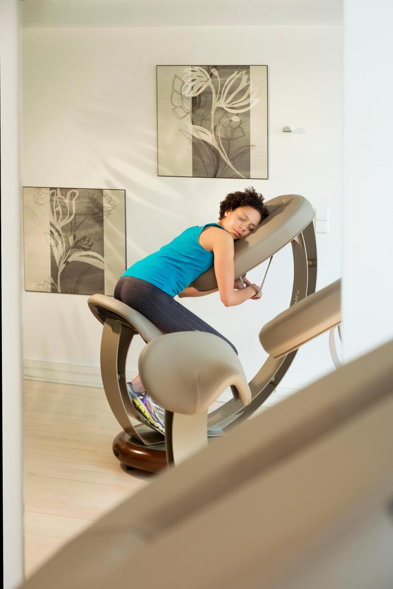 Celestins Spa Thermal & Hotel By Vy Resort Vichy Exteriér fotografie A woman sleeping on a ball chair