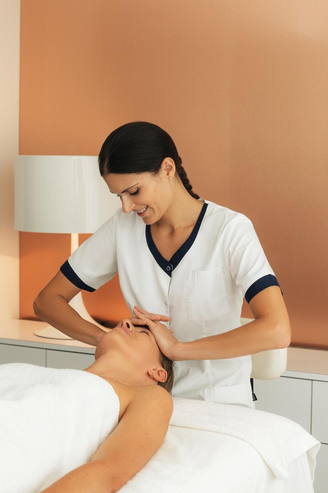 Celestins Spa Thermal & Hotel By Vy Resort Vichy Exteriér fotografie A spa employee giving a facial treatment
