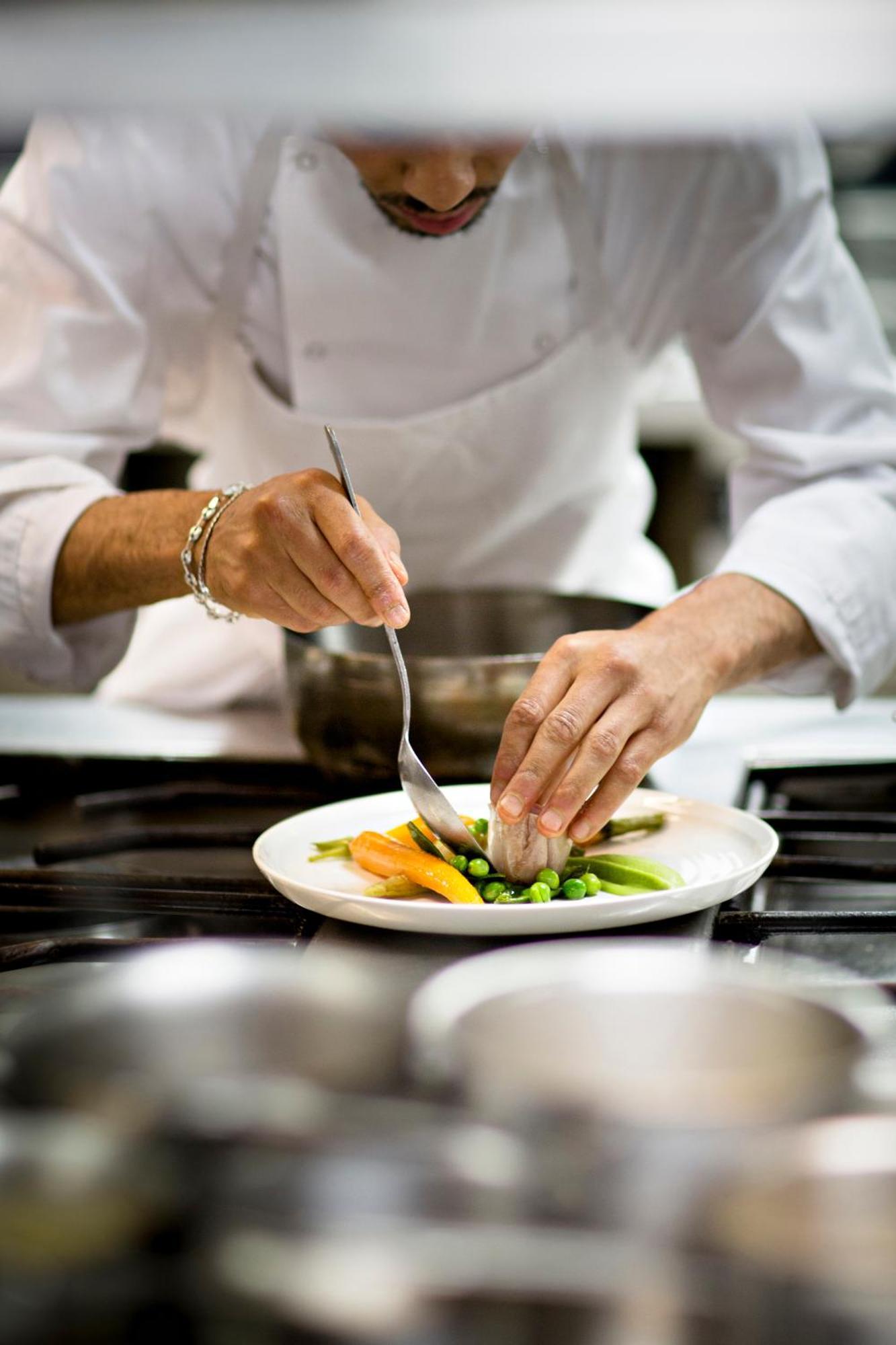 Celestins Spa Thermal & Hotel By Vy Resort Vichy Exteriér fotografie A chef preparing a plate of food