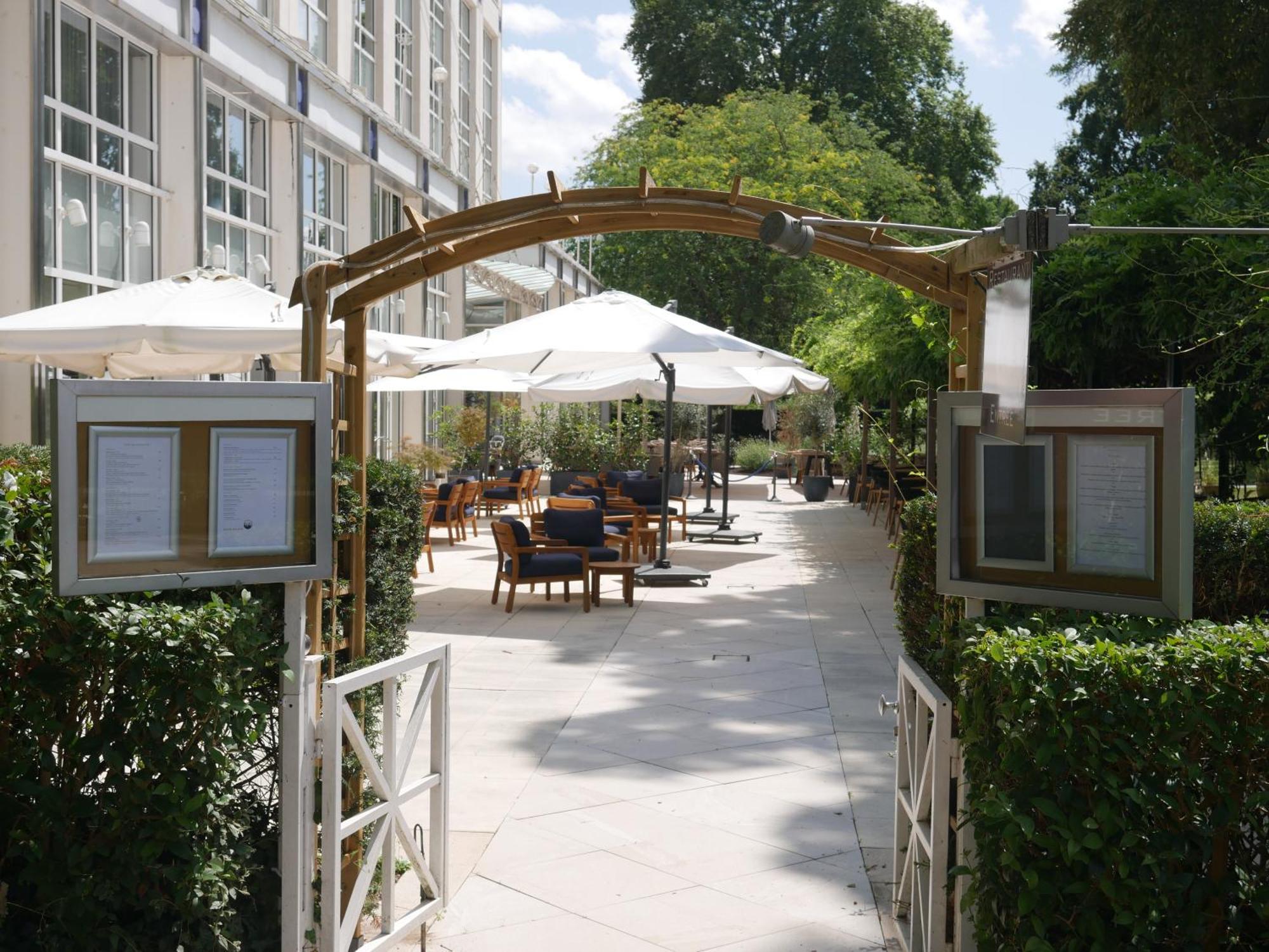 Celestins Spa Thermal & Hotel By Vy Resort Vichy Exteriér fotografie The courtyard at the London Business School
