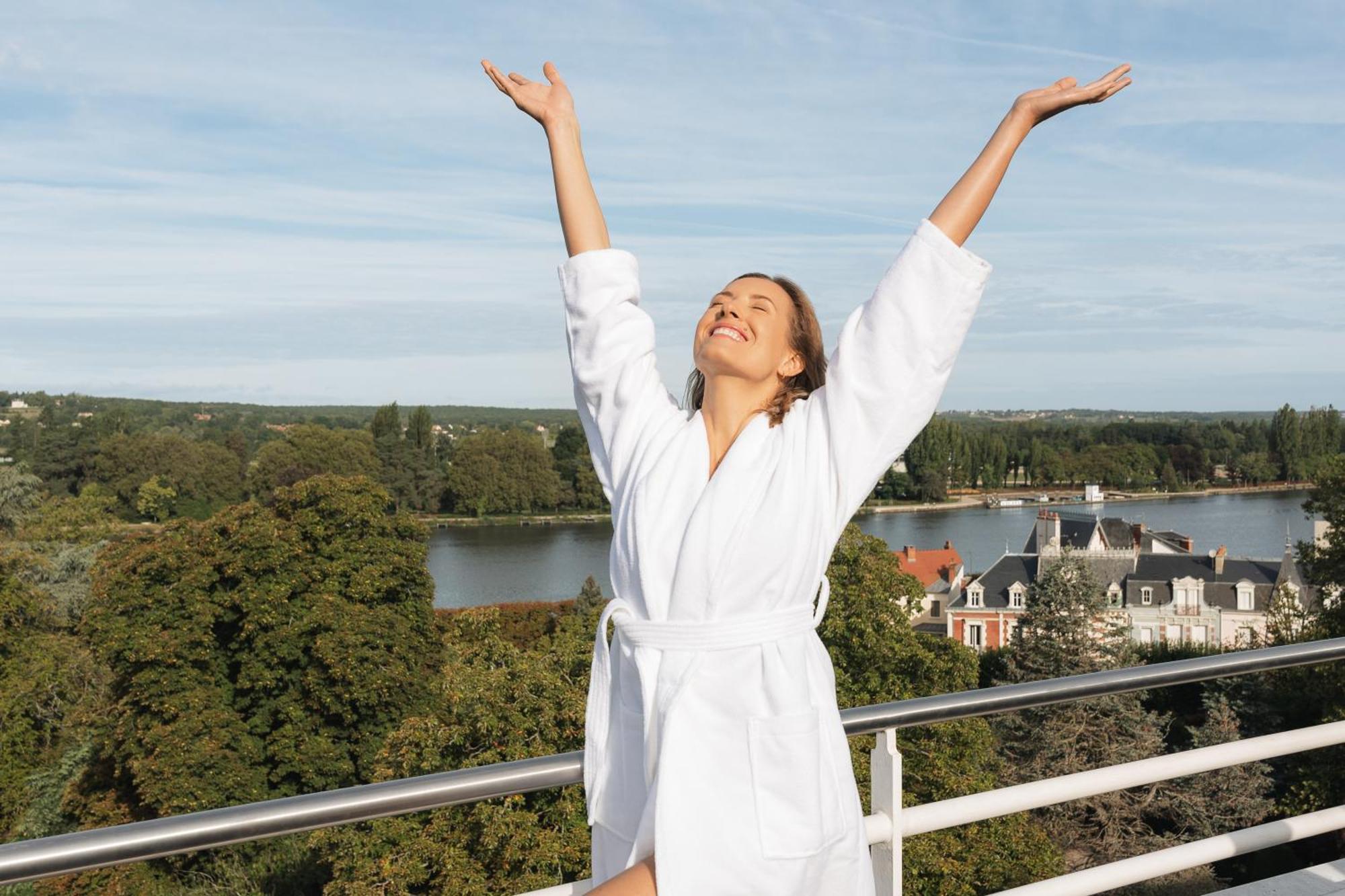 Celestins Spa Thermal & Hotel By Vy Resort Vichy Exteriér fotografie A woman wearing a bathrobe