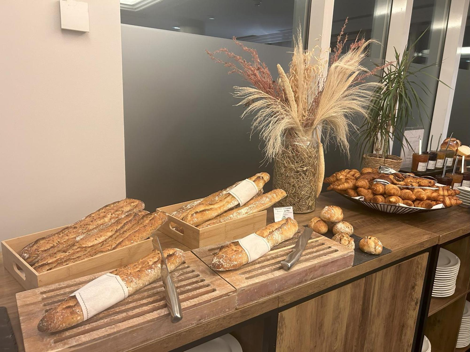 Celestins Spa Thermal & Hotel By Vy Resort Vichy Exteriér fotografie Bread and pastries at a buffet